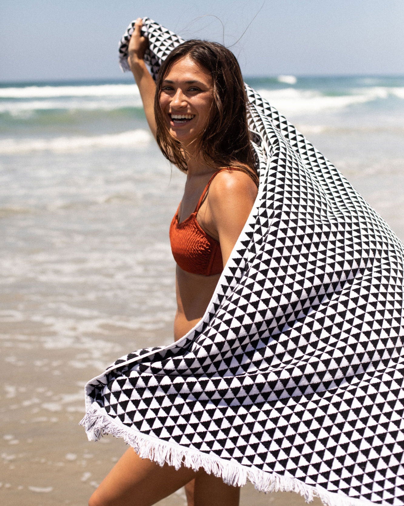 https://www.surfsidesports.com/cdn/shop/files/leus-xlbeachtowel-delta-lifestyle1_1800x1800.jpg?v=1688457673